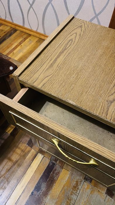 Приліжкова тумбочка з ящиком, гарний стан