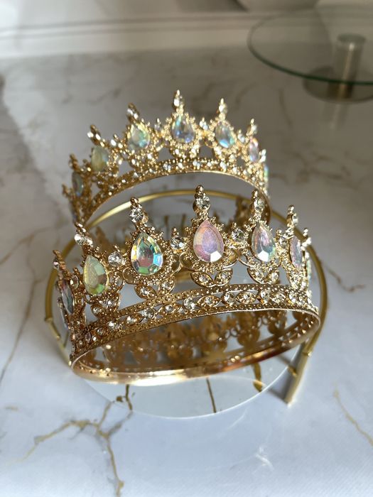 Продам з клеєними камінчиками корона