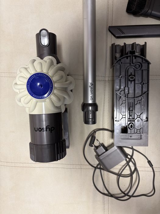 Аккумуляторный пылесос Dyson V6