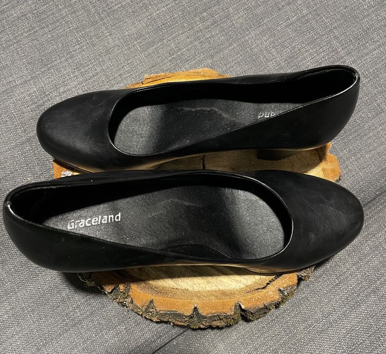 Sapato de pele com salto baixo - preto - Tam 38 - GRACELAND