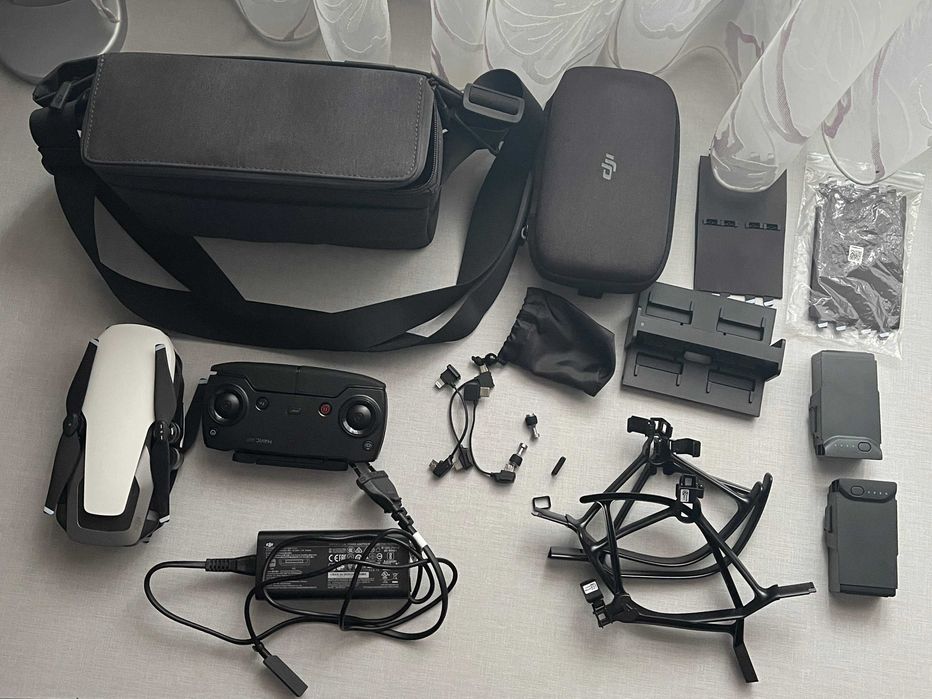 Квадрокоптер (дрон) DJI Mavic Air, Fly More Combo