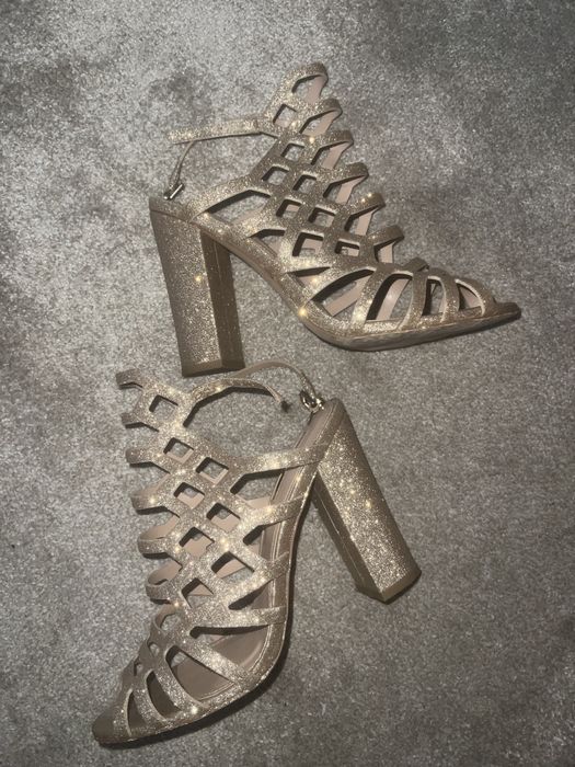 Sandálias douradas tam. 38