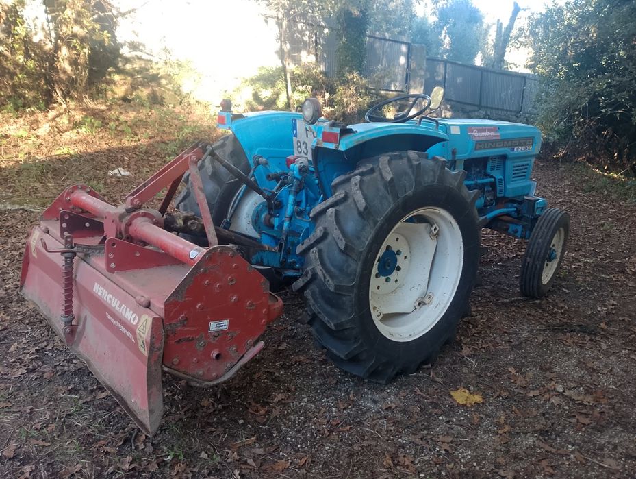 Trator agrícola e fresa