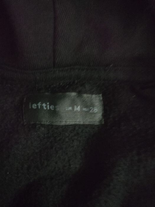 Várias peças de roupa como novas