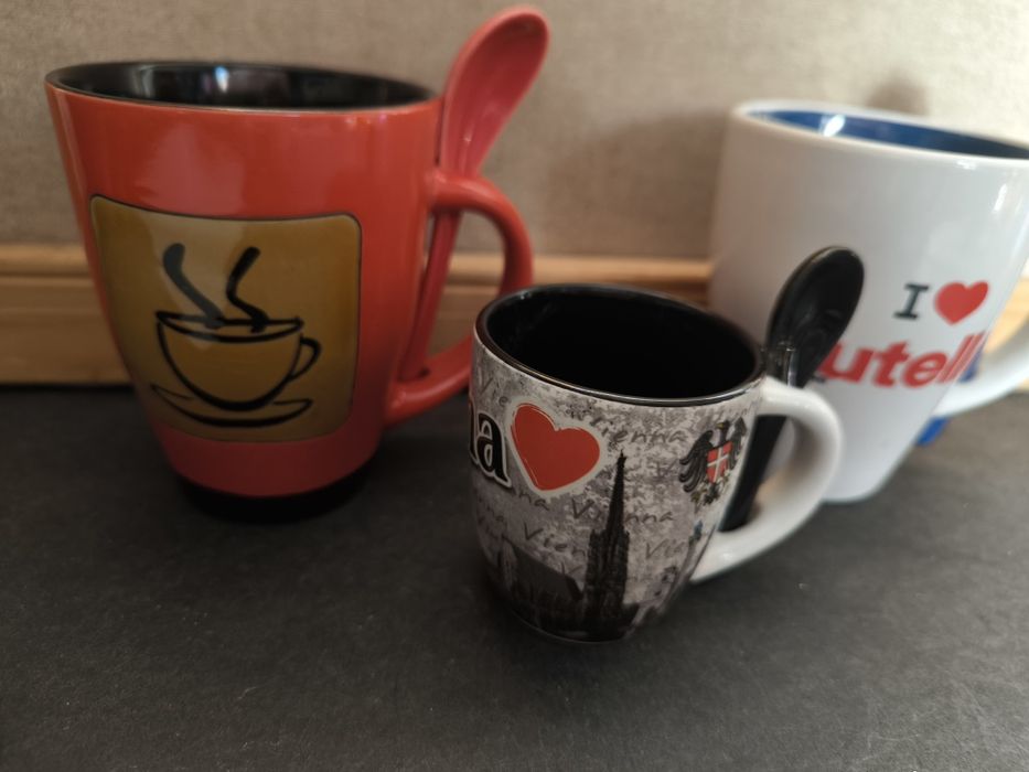 Conjunto de 3 canecas com colheres.
Conjunto de três canecas decoradas