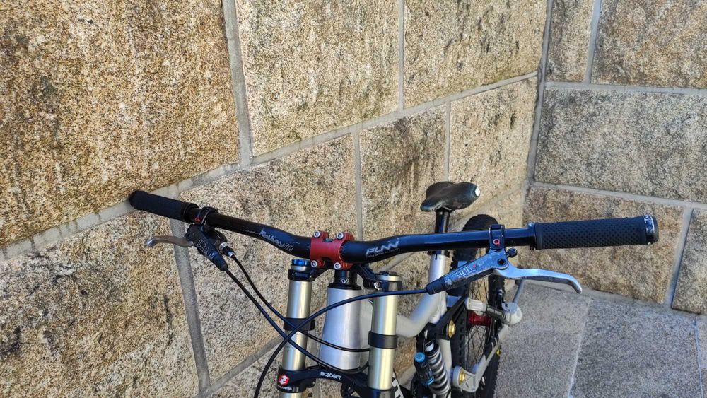 Bicicleta de downhill Kona Supreme Operator 2012