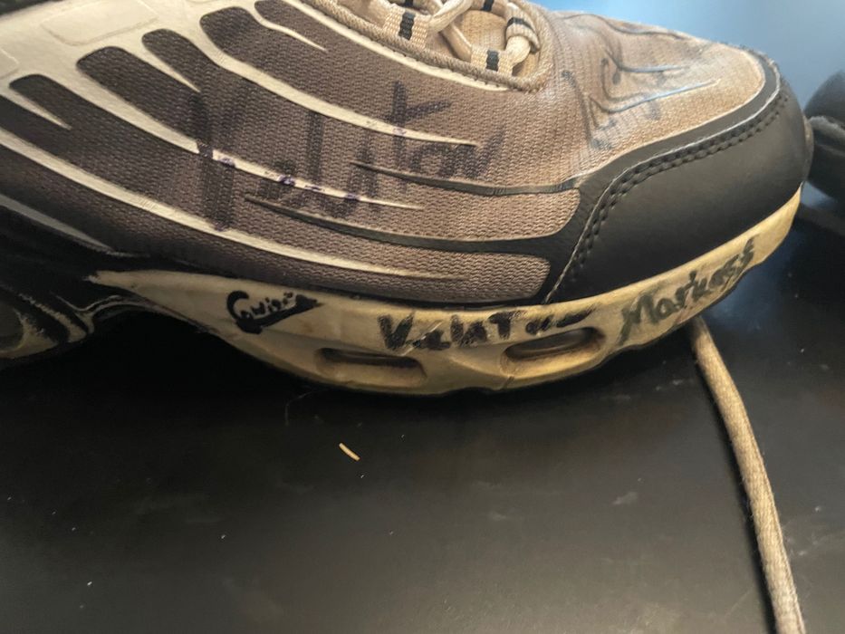 Buty z obozu czajnika z autografami