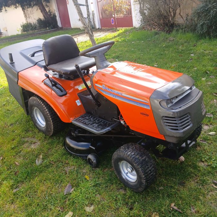 Tractor corta relva ou ervas selvagem