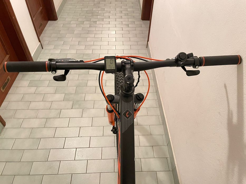 Bicicleta todo terreno marca KTM