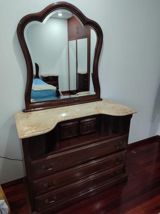 Mobília de quarto (cama, cómoda e mesas de cabeceira)