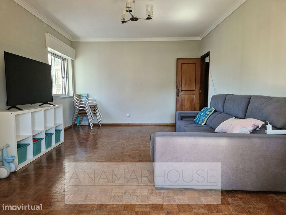 T2 com 80m² e 2 Varandas na Av. do Brasil | Junto ao Metro e Comboio |