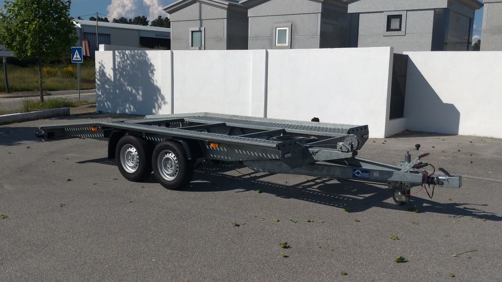 Atrelado porta carros Blyss 450x210cm. Peso brutto rebocavel 3000kg.