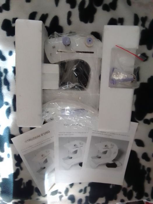 Maquina de costura manual nova em caixa  foto brevemente