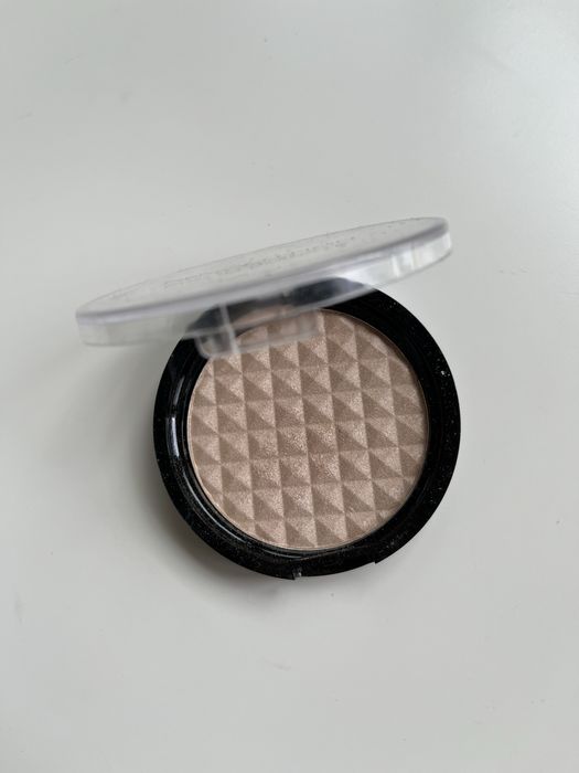 Makeup Revolution rozświetlacz Pro Illuminate