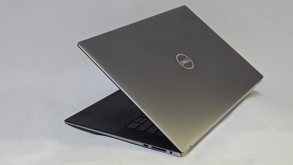 Dell Precision 5550 15.6" IPS i7-10850H 16GB 256GB nVidia Quadro T1000 4 GB GDDR5,