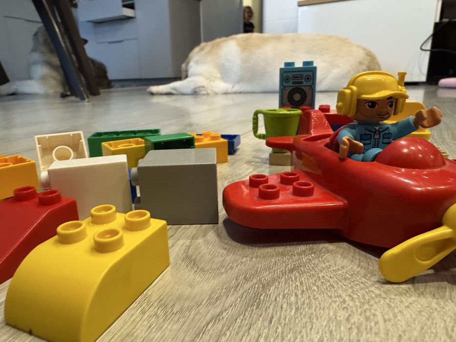 zestaw LEGO DUPLO – samolot z pilotem.