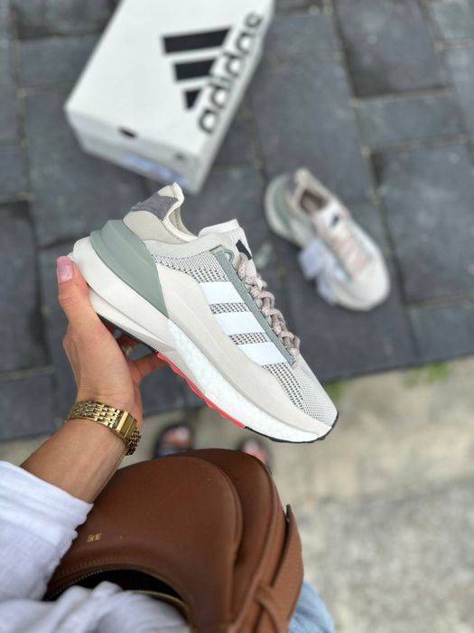 Жіночі оригінальні кросівки Adidas AVRYN_X IG3609: 3 100 грн