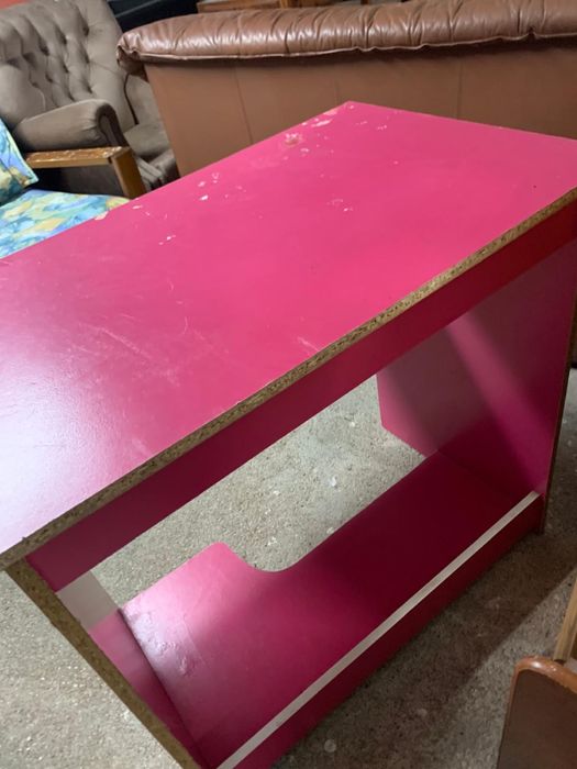 Secretaria rosa em madeira