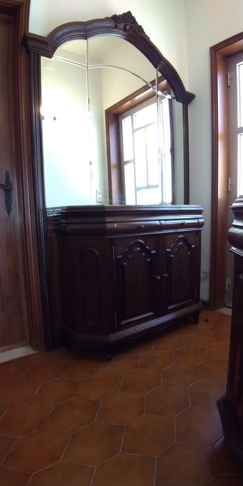 Conjunto de aparadores em nogueira com tampo em mármore e espelho