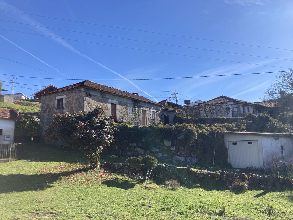 Moradia T2 a 15 min a pe do centro da vila com logradouro