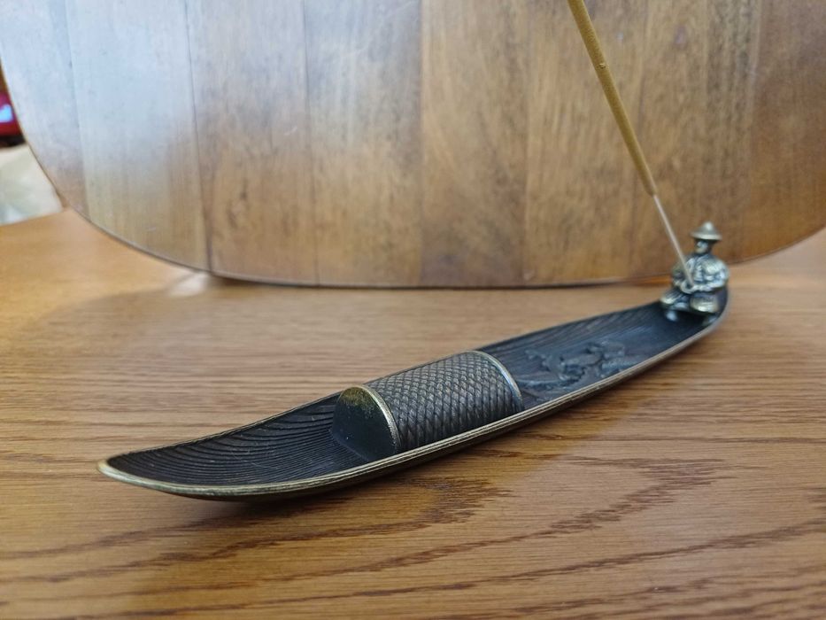 Śliczna duża łódz rybacka z wędkarzem i rybami