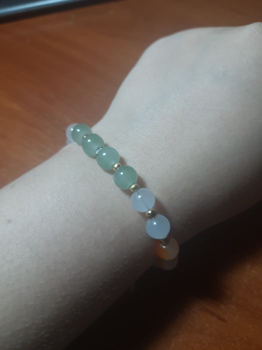 Браслет зі скла на резинці.