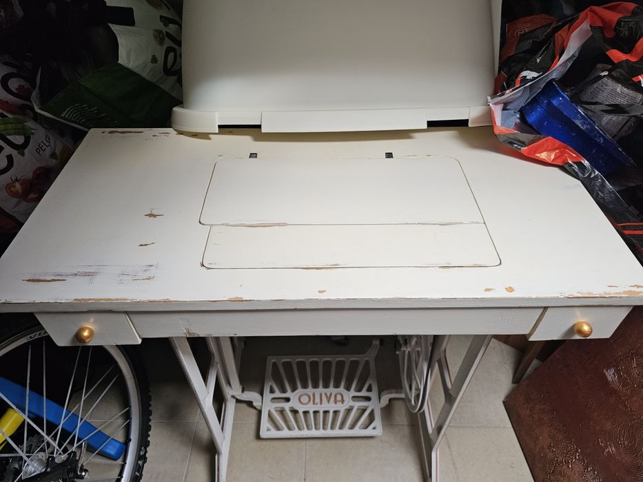 Mesa restaurada com máquina de costura  Oliva