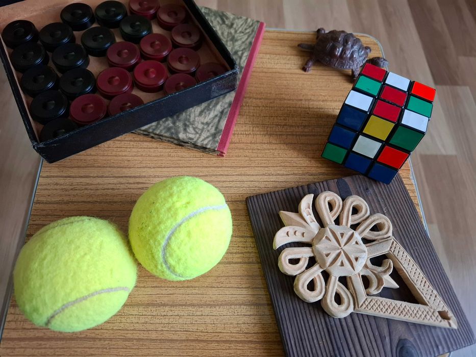 zabawki,gry,figurki,sprężynka zabawka,kostka rubika itd