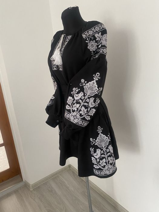 Стильні Вишиті Сукні