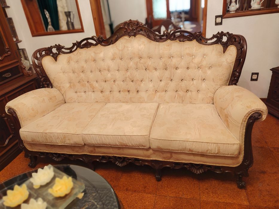 Conjunto de 1 Sofá e 2 Poltronas em Madeira Entalhada