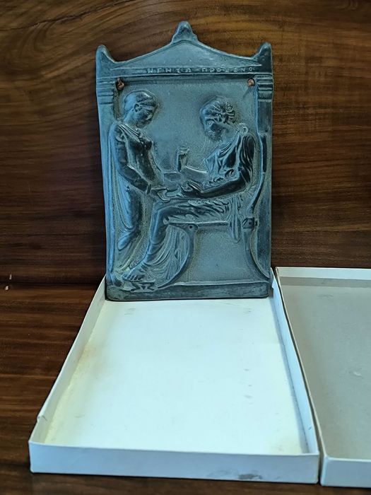 Estela representando Hegeso, filha de Proxeno, figuras da mitologia grega