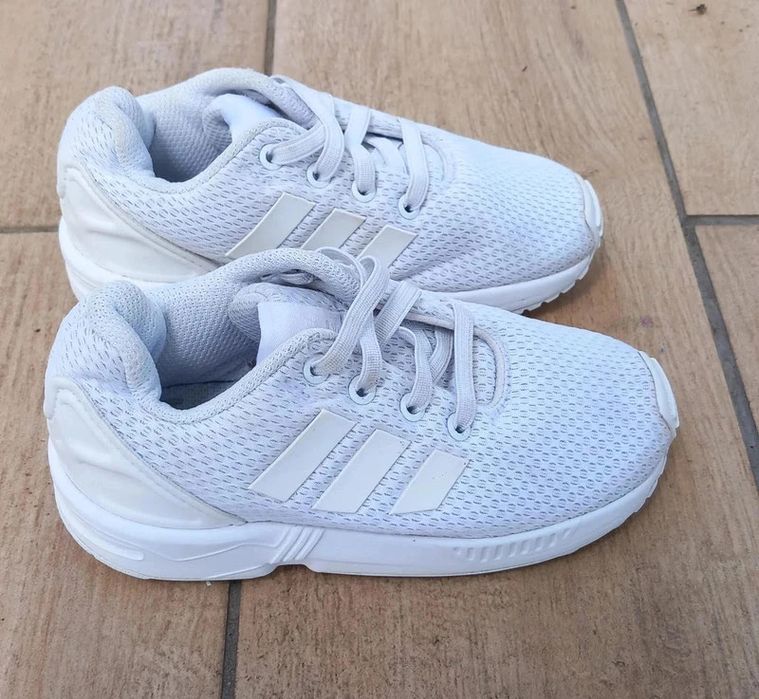 Białe sneakersy dziecięce Adidas ZX Flux J 'Triple White'
