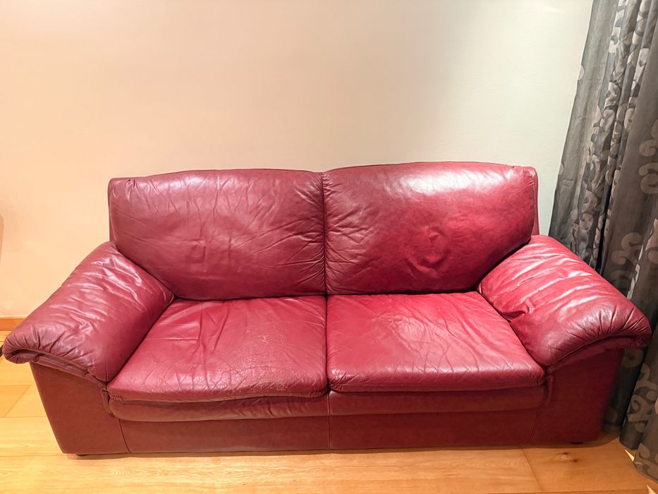 Sofá em pele vermelha (2 lugares)
