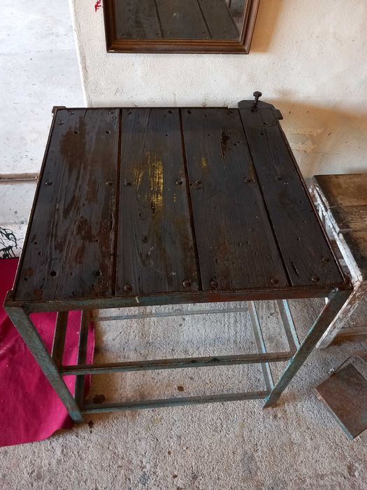 Mesa de bancada em madeira industrial, estrutura ferro, perfeito para hkme decor, cozinha e jardim, antiga, bom estado