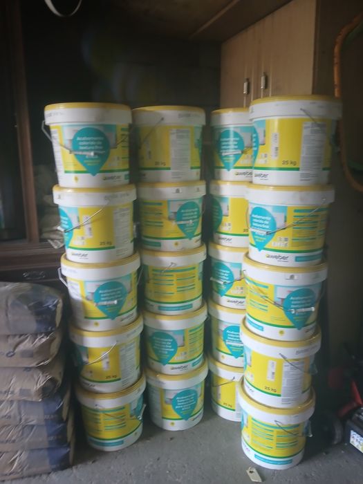 Latas de tinta em bom estado