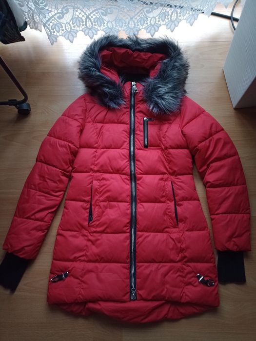 Czerwona zimowa kurtka z futerkiem
