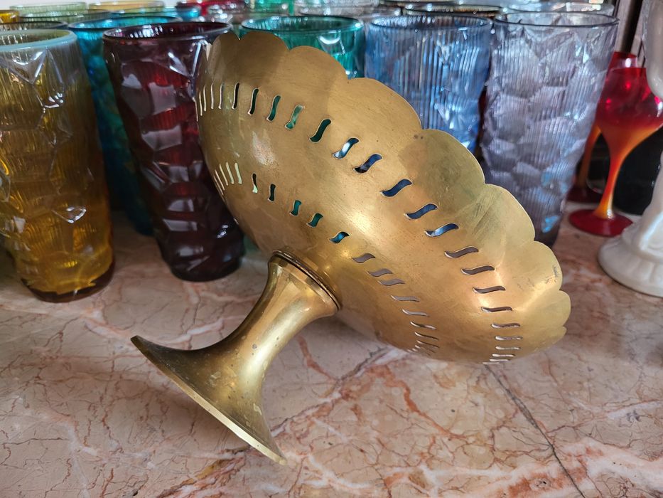 Duża mosiężna patera na nóżce z motywem pawia