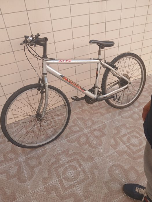 Bicicleta de homem o peneu da frente gasto