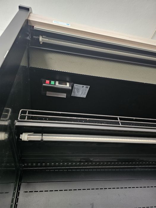 Vitrine refrigerada de legumes com cortina