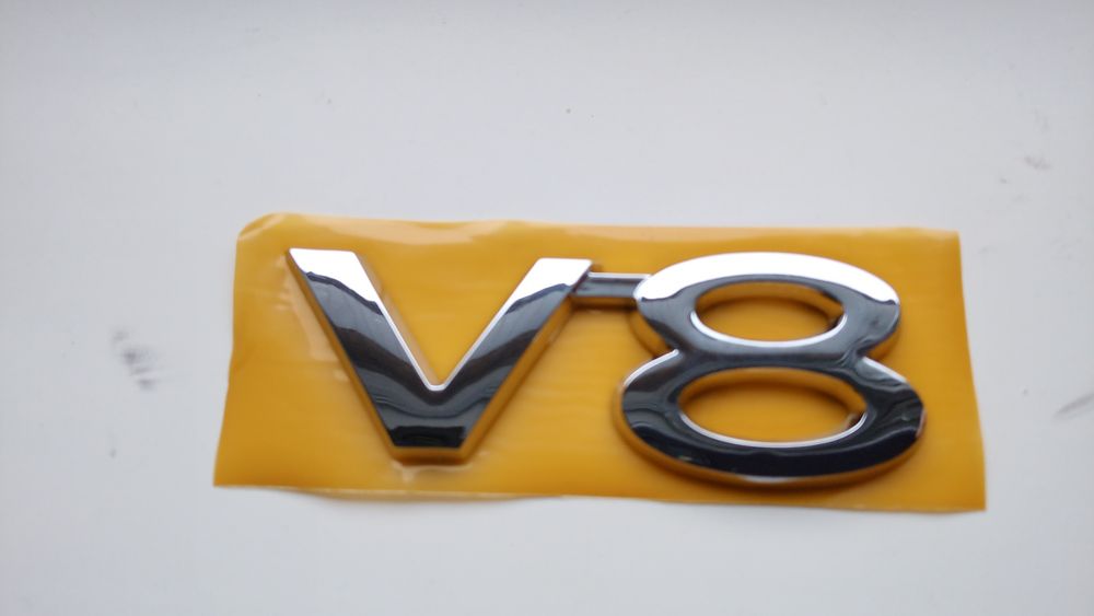 V8 емблема шильдик