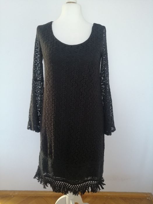 Suknia ażurowa na podszewce.