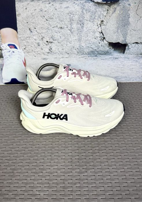 Hoka Arahi 8 кроссовки 42 размер беговые бежевые