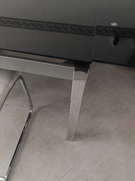 Mesa e quatro cadeiras