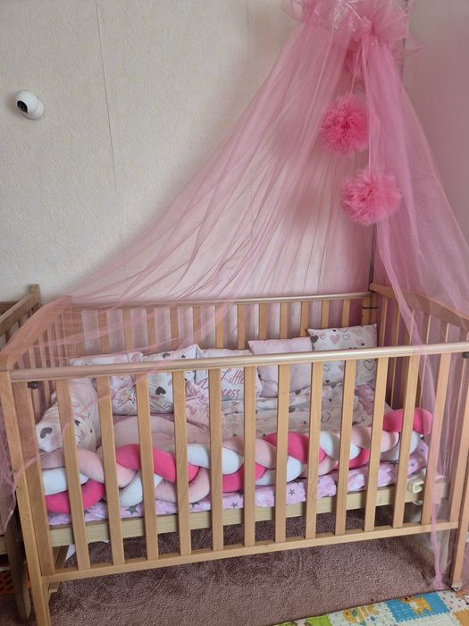 Дитяче ліжечко з балдахіном і захистом