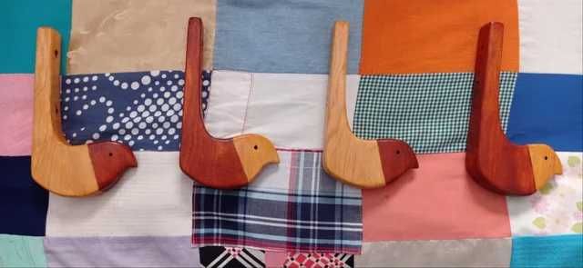 Conjunto de quatro cabides em pinho.