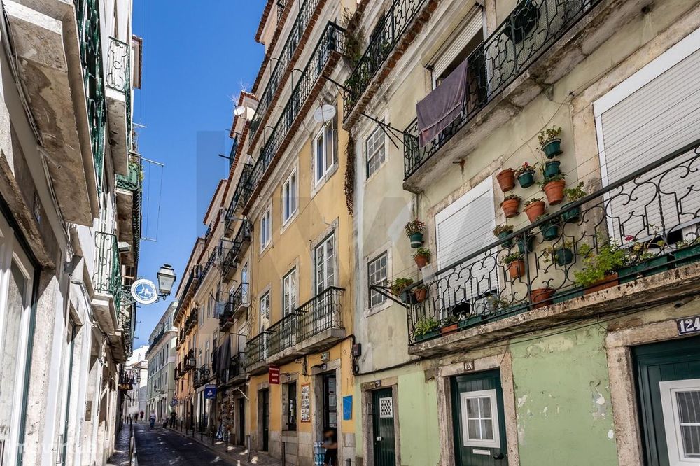 Apartamento T2 remodelado e mobilado no Bairro Alto — conforto e local