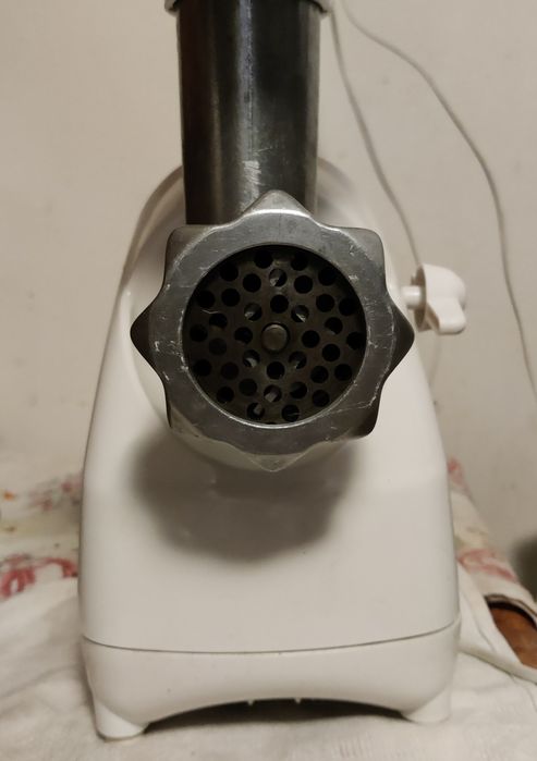 М'ясорубка, соковижималка "Помічниця" надійна з насадками