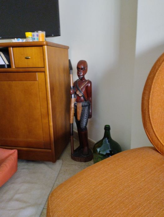 Estatueta de madeira