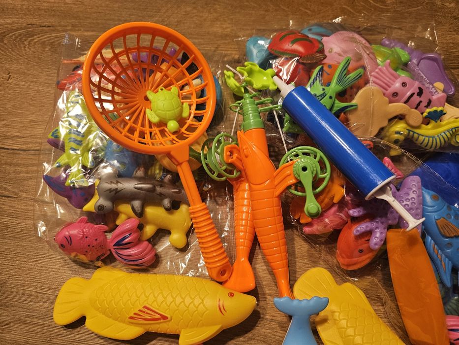 Basen z rybkam i wędkąi