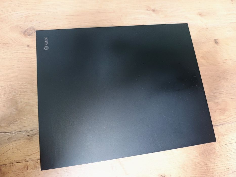 Xbox One X 1tb  dwa pady
